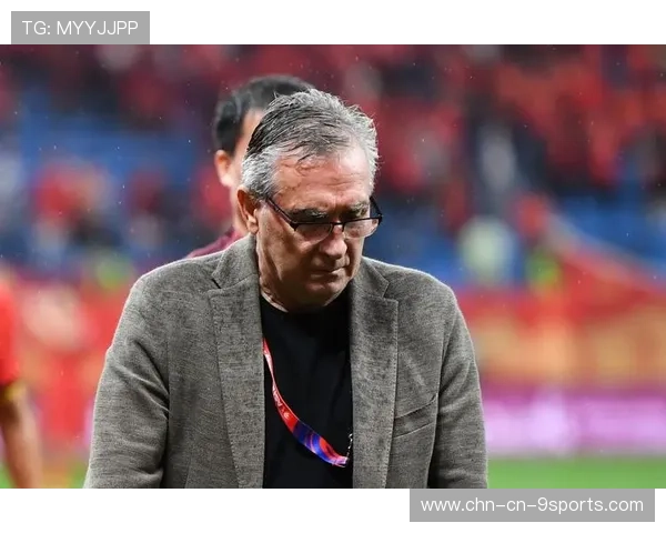 足球教练临场调整频繁获赞，战术灵活性显著，足球教练在场边喊什么